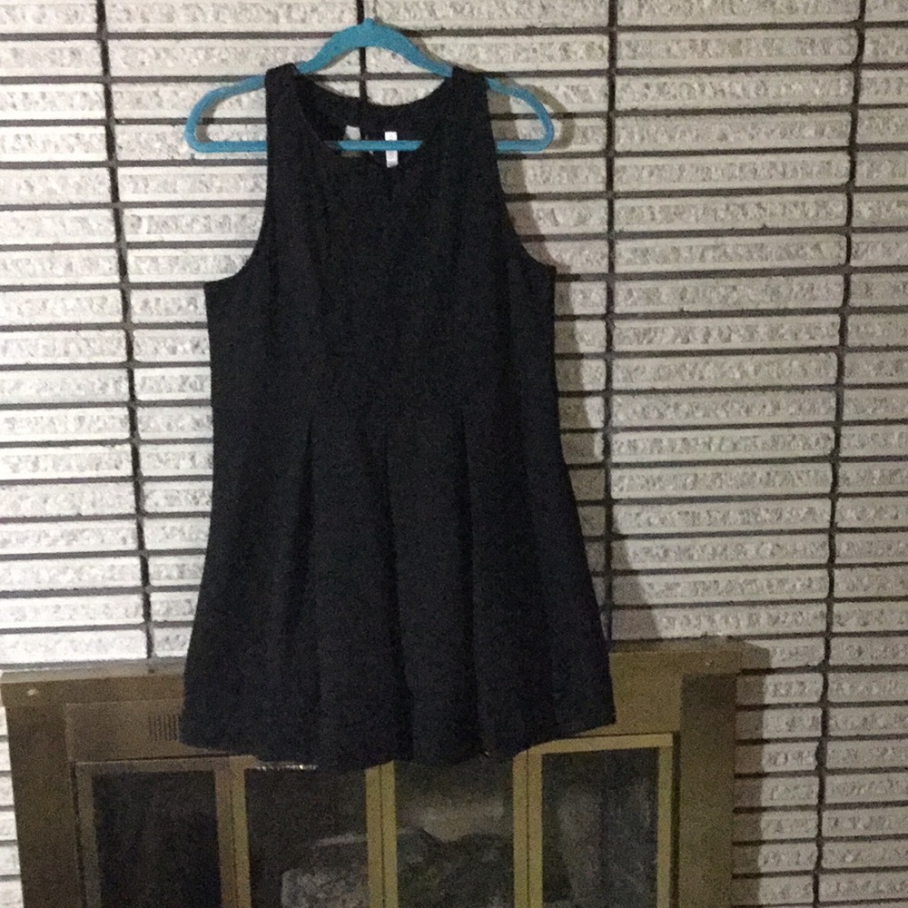 Black sleeveless lace dress